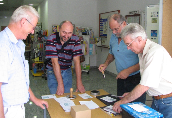 Srečko MEH, tajnik društva (prvi z leve) in pa Ivan RIBIČ, gospodar (prvi z desne) sta na skupščini FZS v <a href=