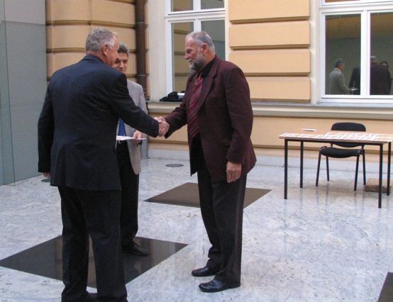 Toni Cetina prejema priznanje FZS